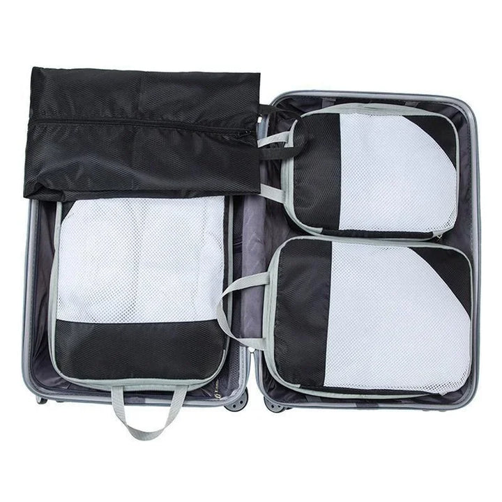 Valigia aperta con organizer da viaggio in tessuto nero e bianco, set di borse per valigia, accessori per organizzazione bagagli, pratico e leggero.