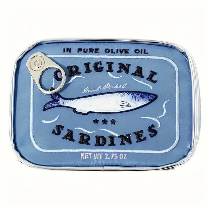 Scatola di sardine in olio d'oliva puro, etichetta blu con illustrazione di pesce, 3.75 oz. Confezione originale, design vintage.