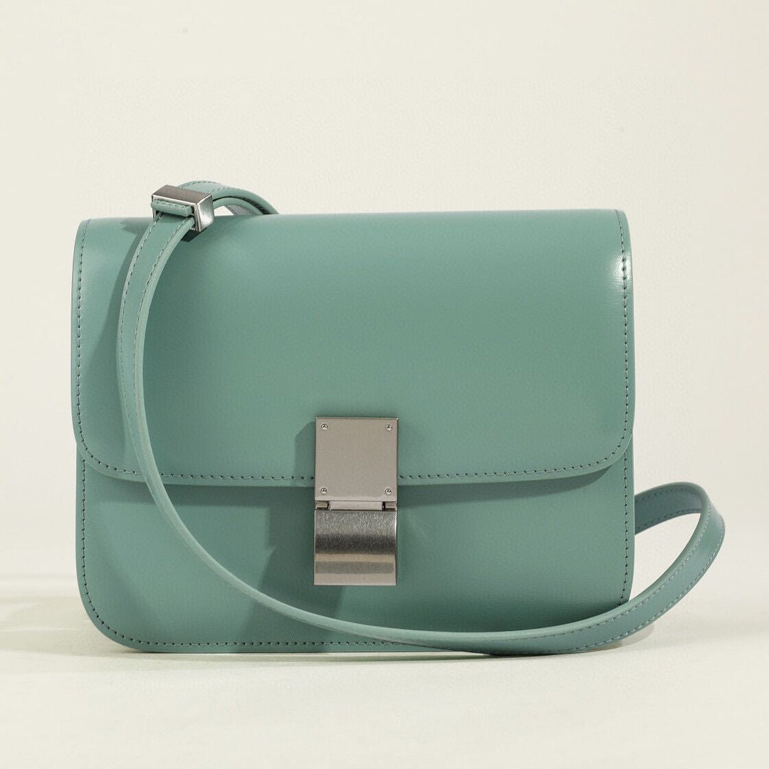 Borsa a tracolla classica da donna con patta in vera pelle 13