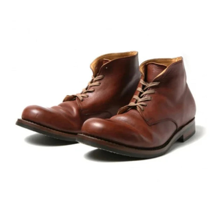 Stivali in pelle marrone da uomo, design classico, lacci frontali, suola robusta. Scarpe eleganti e resistenti, ideali per look casual e formali.