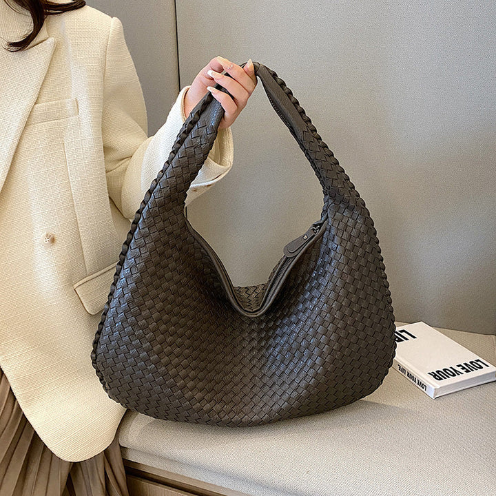 Borsa a spalla intrecciata in pelle nera, design elegante e moderno, perfetta per moda donna. Accessorio di tendenza per ogni occasione.
