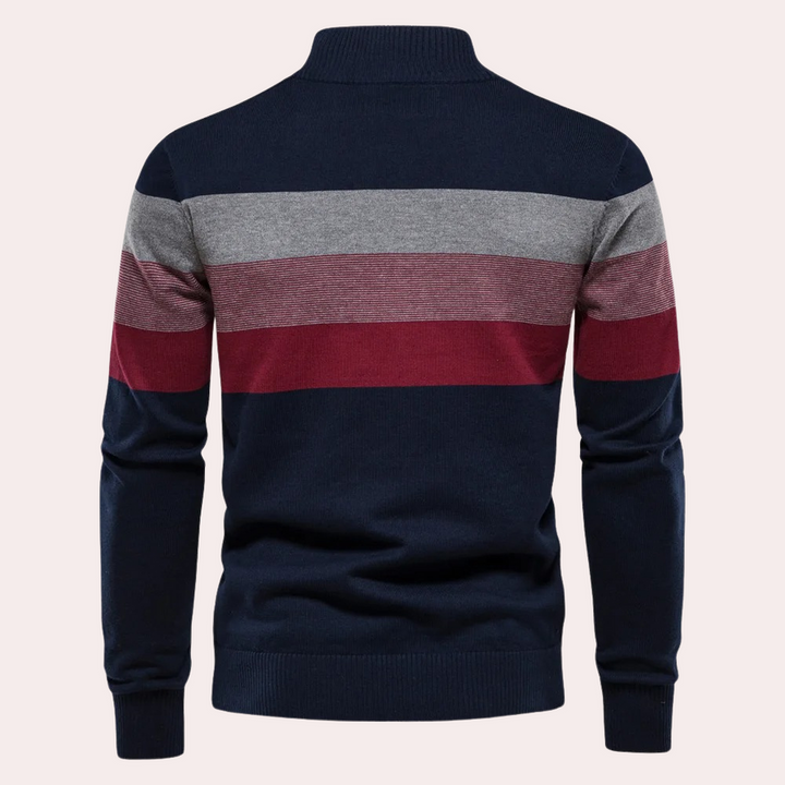 Maglione uomo a righe orizzontali blu, grigio e bordeaux, collo alto, maniche lunghe, in lana, stile casual elegante, moda autunno inverno.