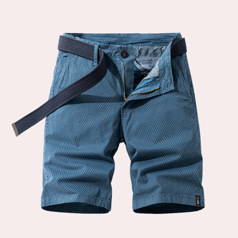 Bermuda uomo blu con cintura, tessuto a righe sottili, chiusura a bottone e zip. Ideale per look casual estivi. Disponibile in varie taglie.