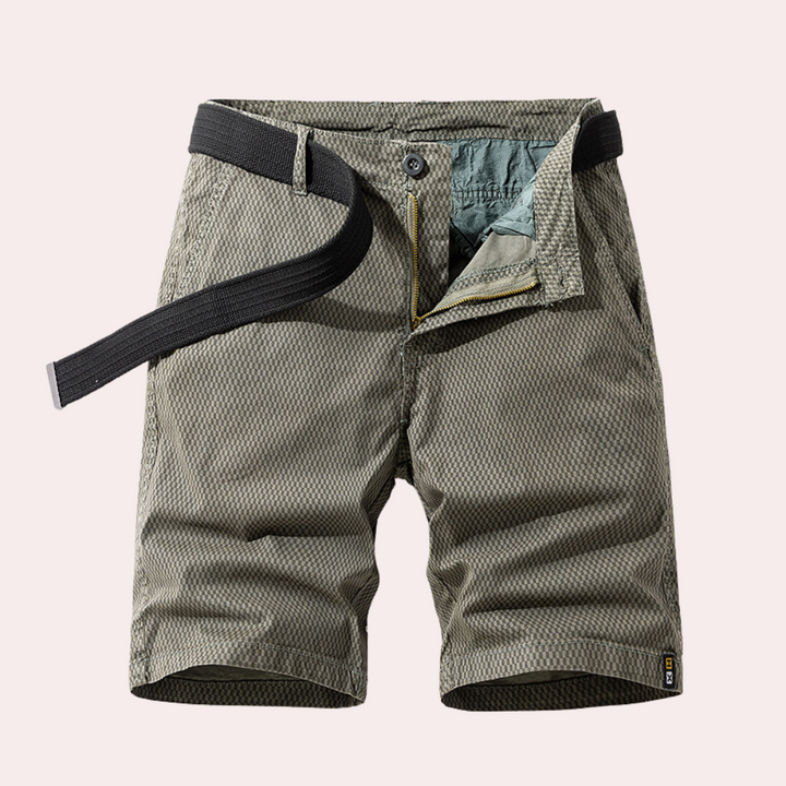 Pantaloncini cargo uomo verde militare, tessuto traspirante, cintura nera inclusa, design casual, ideale per escursioni e attività all'aperto.