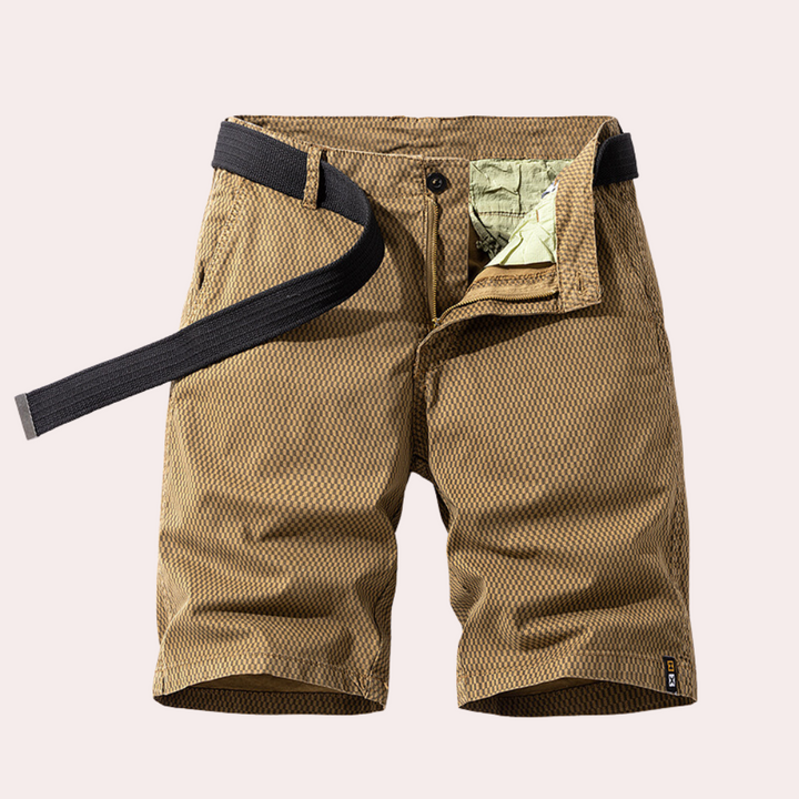 Bermuda uomo marrone con cintura nera, design casual, tessuto a quadri, tasche laterali, ideale per l'estate. Pantaloncini moda maschile.