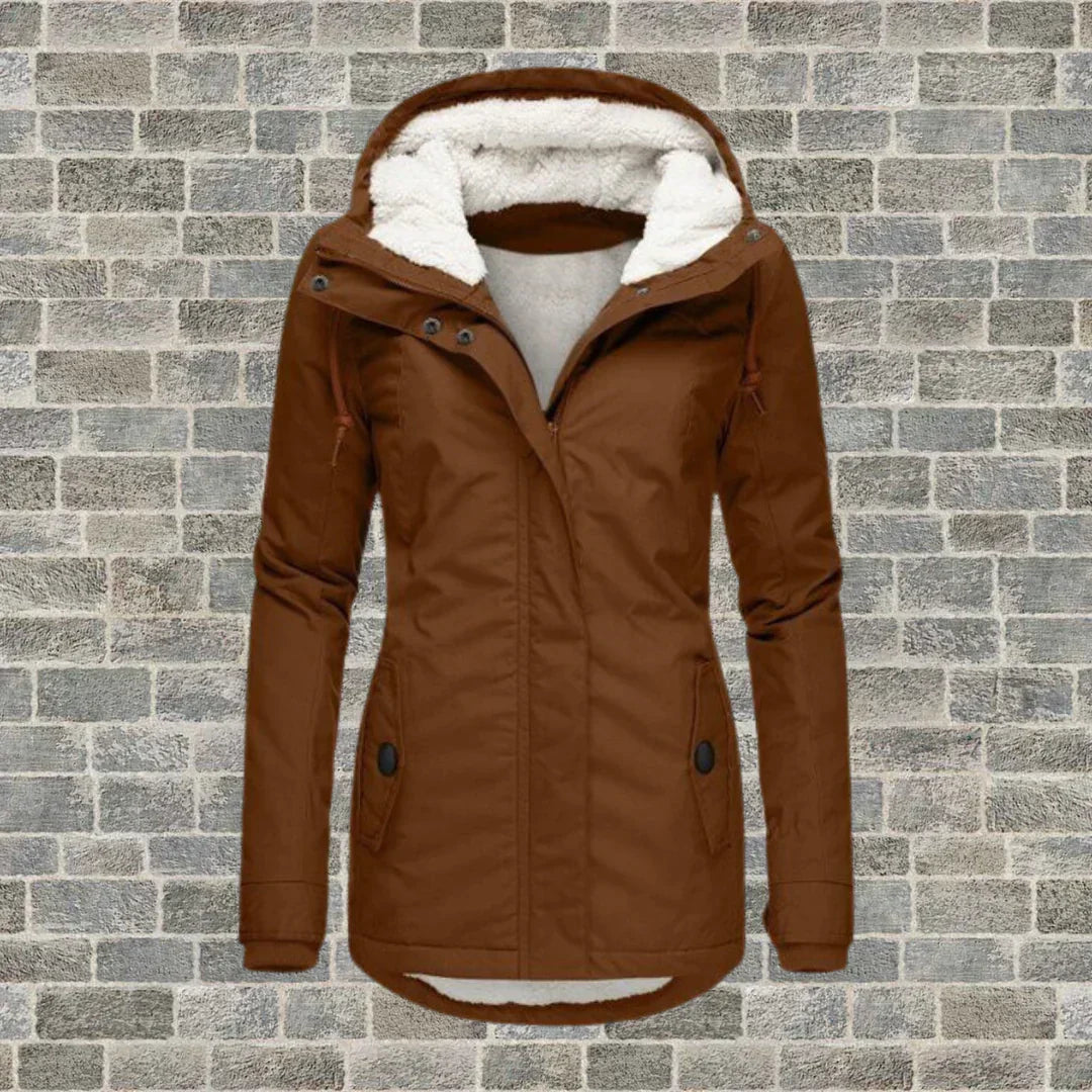 Giacca invernale da donna marrone con cappuccio foderato in pelliccia sintetica, chiusura a zip, tasche frontali, ideale per climi freddi.