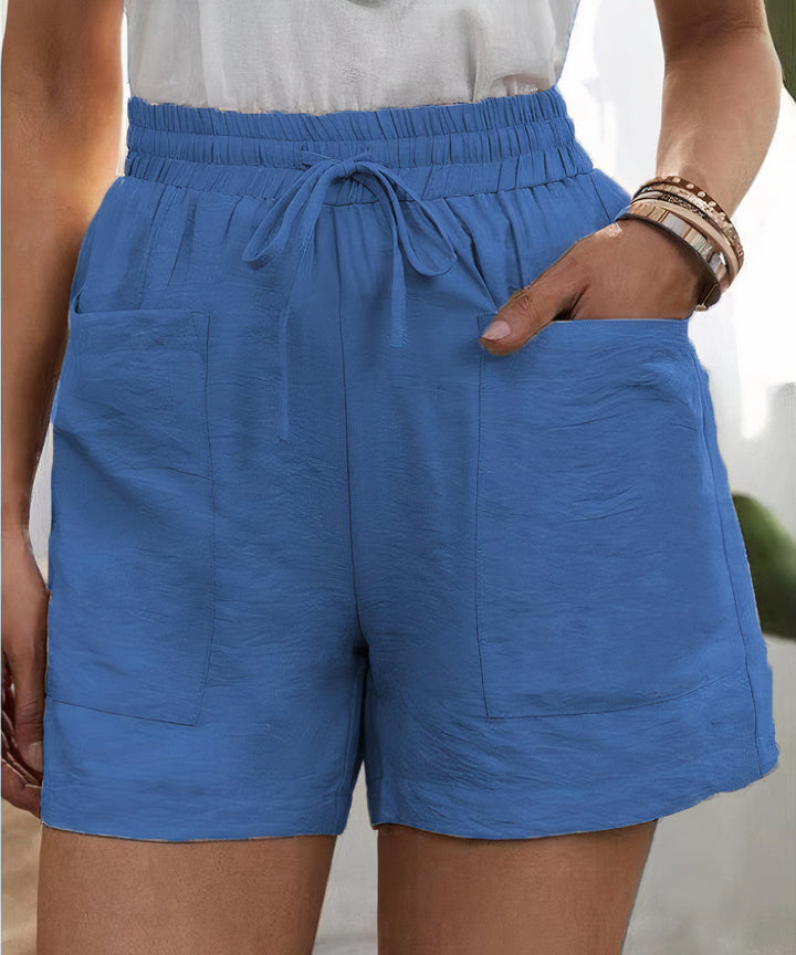 Shorts blu da donna con tasche frontali, elastico in vita e laccio. Stile casual estivo, tessuto leggero. Ideale per moda femminile estiva.