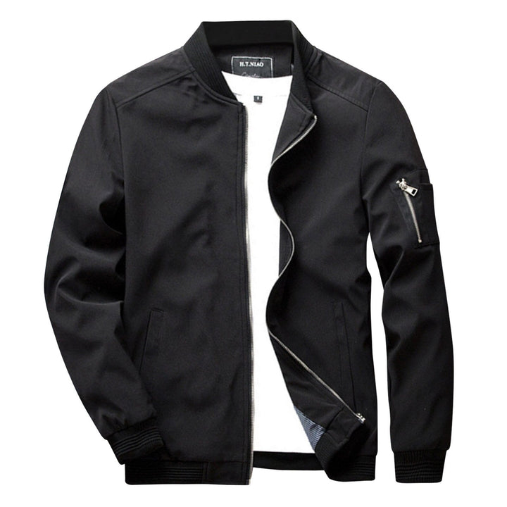 Giacca bomber nera da uomo, stile casual, con zip frontale e tasca sulla manica. Ideale per moda autunnale e invernale.