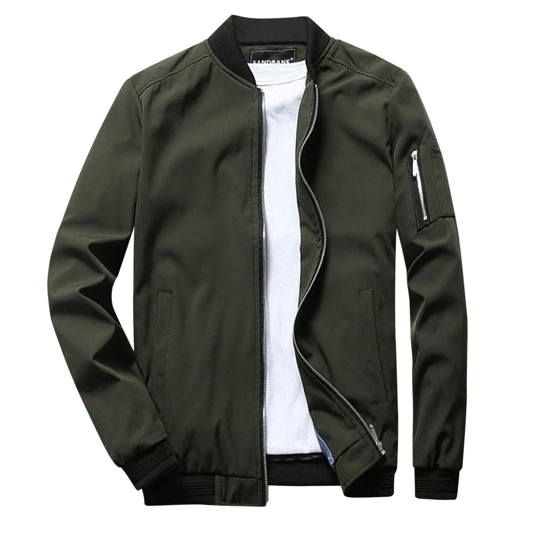 Giacca bomber verde oliva da uomo, stile casual, con zip frontale, tasche laterali e polsini a costine. Perfetta per look autunnali e invernali.