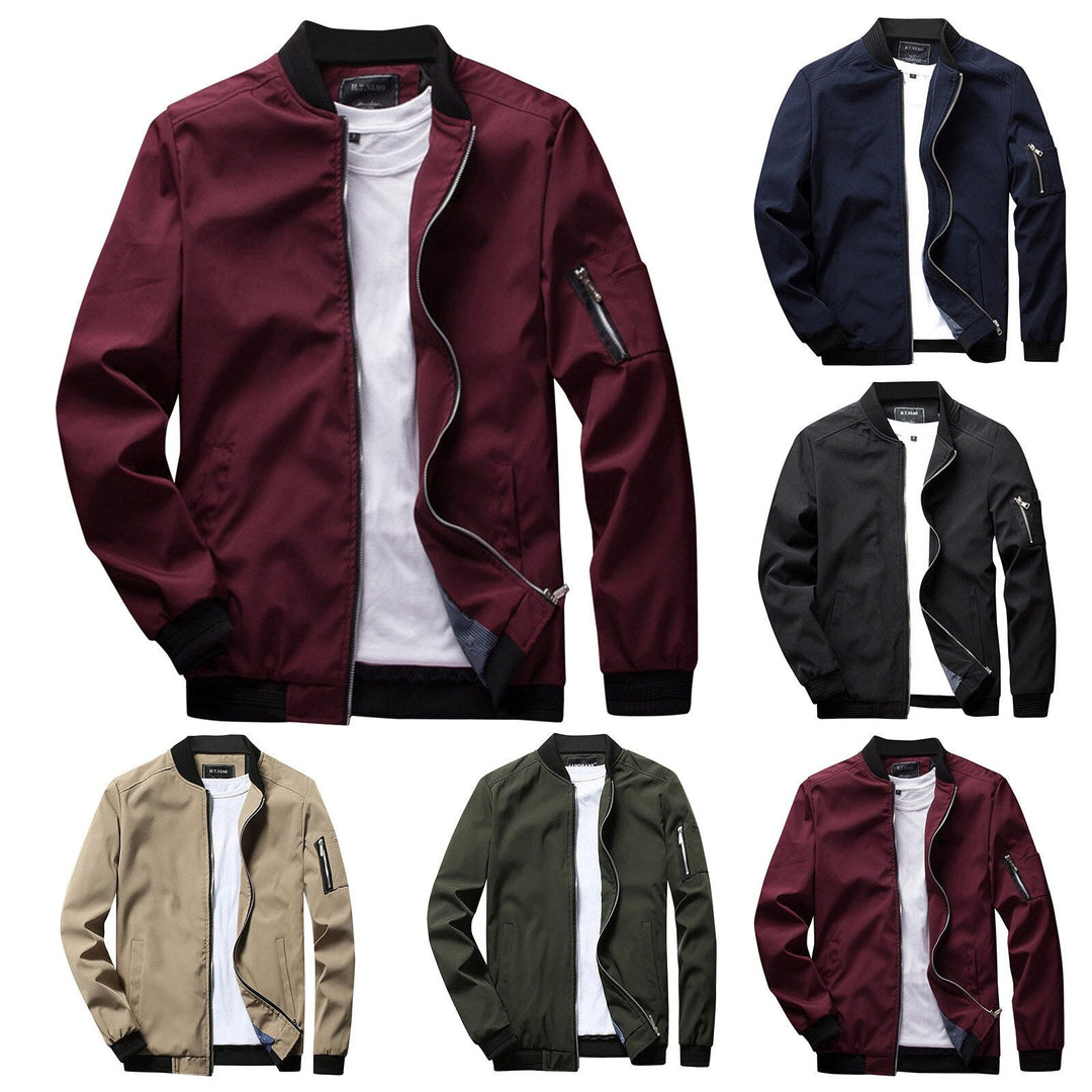 Giacca bomber uomo in vari colori: bordeaux, blu, nero, beige, verde. Design casual, zip frontale, tasca sulla manica. Moda autunno-inverno.