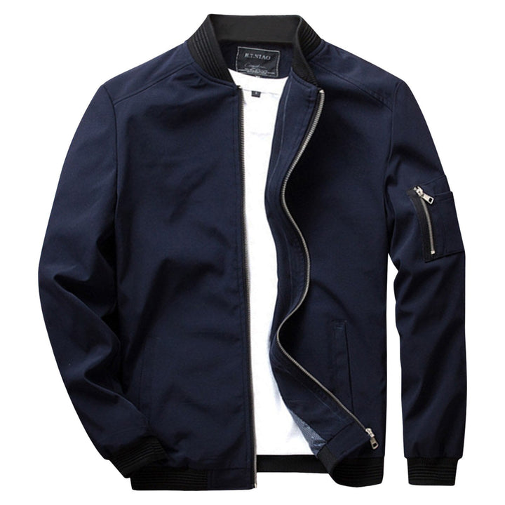 Giacca bomber blu scuro da uomo, con zip frontale, tasca sulla manica e colletto a coste. Stile casual, ideale per moda autunnale e primaverile.
