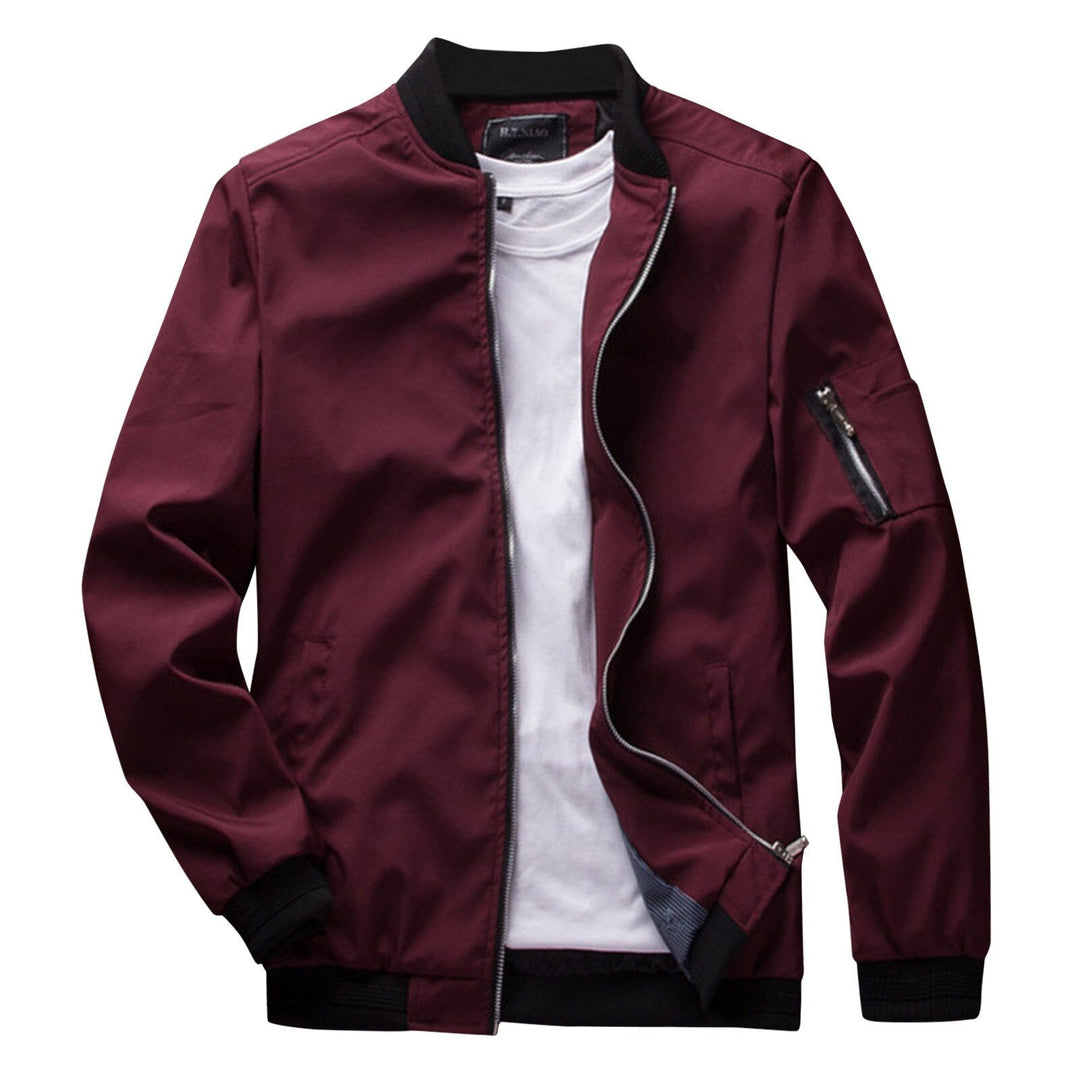 Giacca bomber uomo bordeaux con zip, colletto e polsini neri, tasca sulla manica, abbinata a t-shirt bianca. Moda casual, stile urbano.