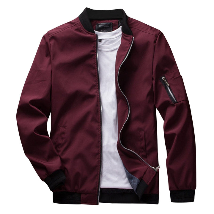 Giacca bomber uomo bordeaux con zip, colletto e polsini neri, tasca sulla manica, abbinata a t-shirt bianca. Moda casual, stile urbano.