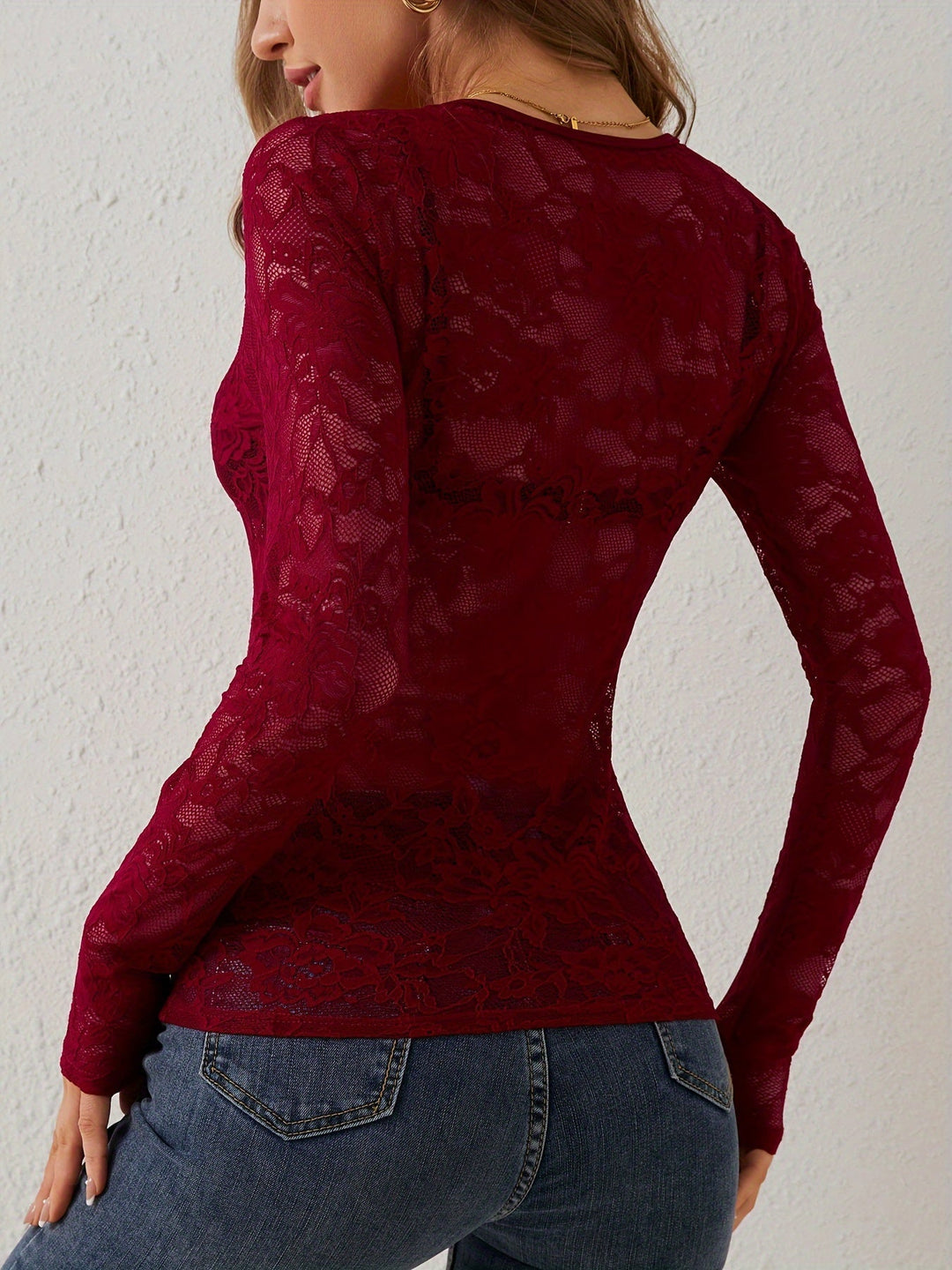 Camicia in pizzo da donna con elementi raffinati