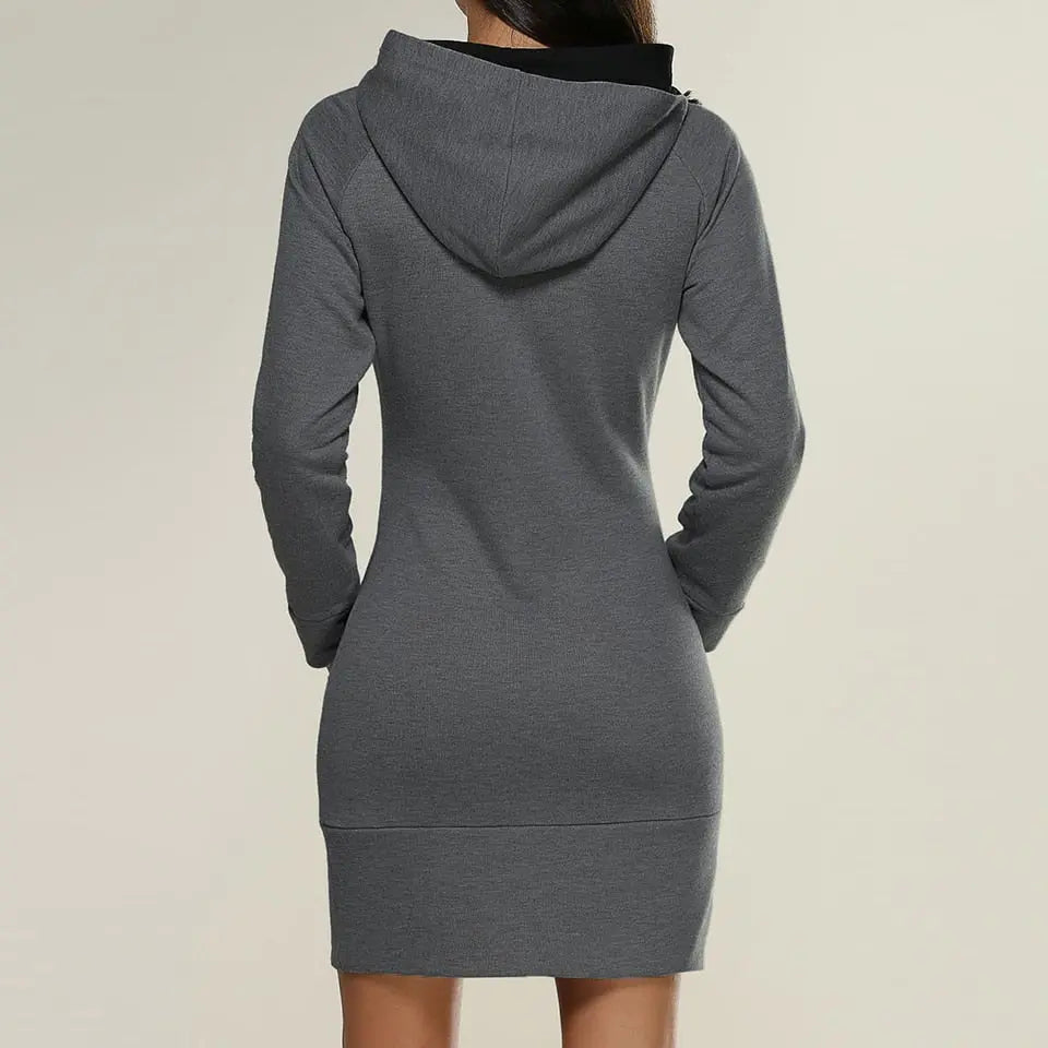 Vestito felpa donna grigio con cappuccio, maniche lunghe, design casual, ideale per autunno e inverno. Stile moderno e confortevole.
