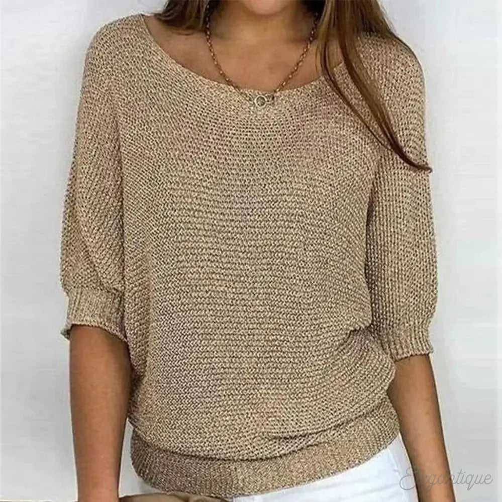 Maglione donna beige a maglia larga, maniche corte, scollo a barca, abbinato a pantaloni bianchi. Stile casual elegante, moda autunno.