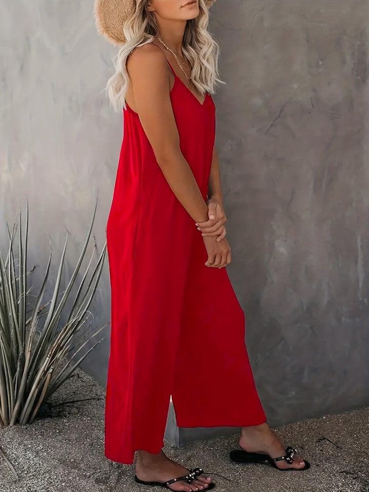 Donna con abito lungo rosso estivo, cappello di paglia, sandali neri. Moda femminile casual, abbigliamento estivo elegante. Sfondo grigio.