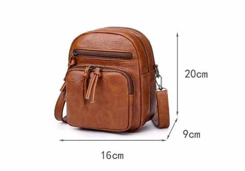 Zaino in pelle marrone, dimensioni 20x16x9 cm, con tasca frontale e cerniera. Design compatto, ideale per viaggi e uso quotidiano.