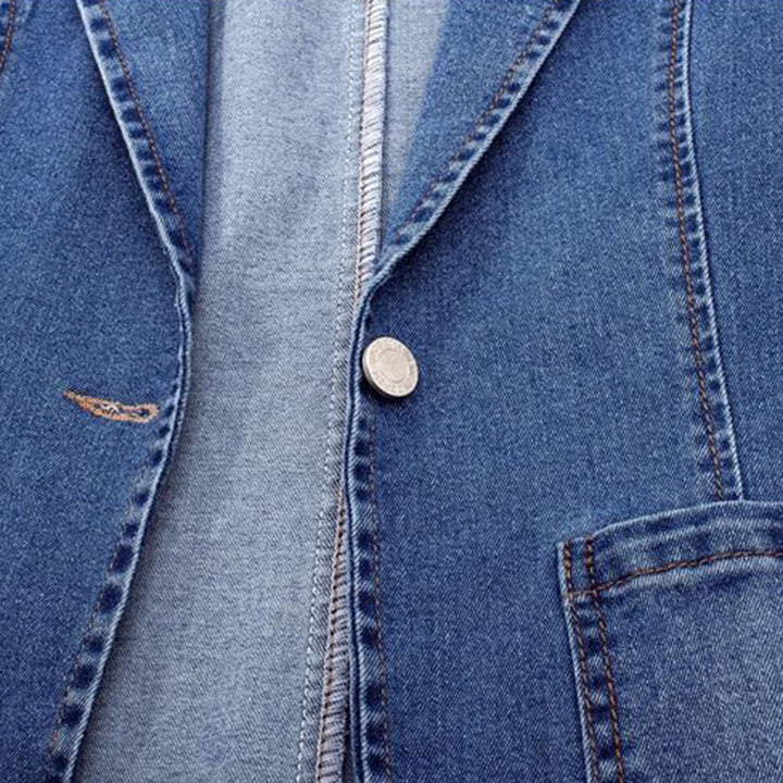 Giacca di jeans blu da uomo, stile casual, con bottoni metallici e tasca frontale. Tessuto denim resistente, ideale per moda urbana.