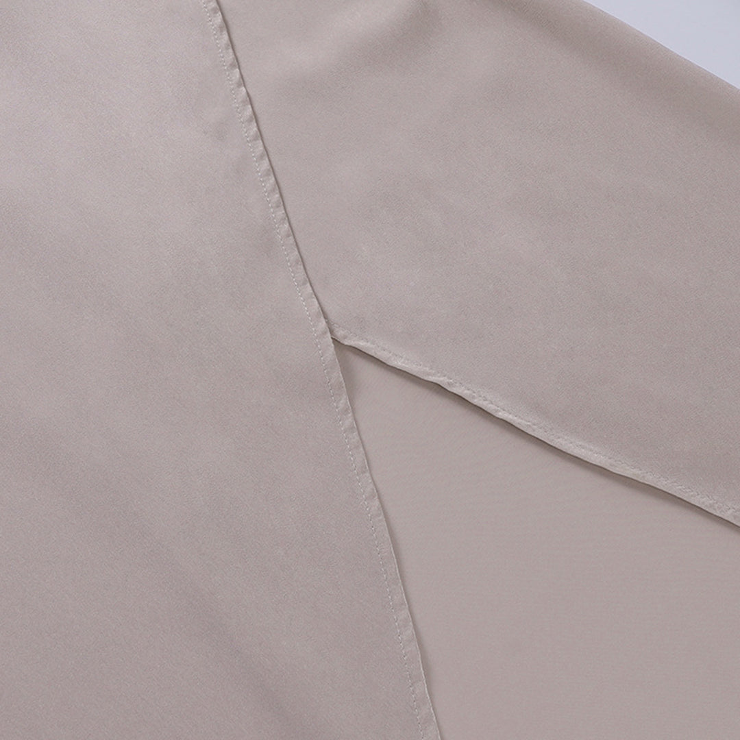 Camicia in seta beige, tessuto liscio e lucido, dettaglio cuciture. Elegante e raffinata, ideale per abbigliamento formale e casual.
