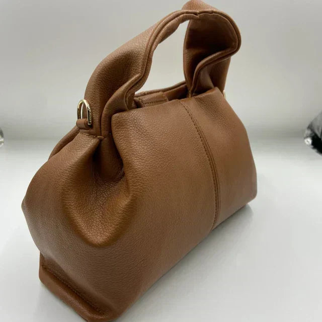 Borsa a mano in pelle marrone, design elegante e moderno, con manici robusti. Accessorio moda donna, ideale per ogni occasione.