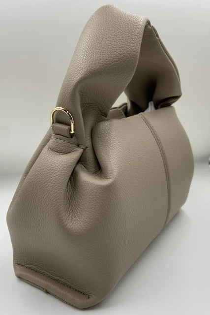 Borsa a mano in pelle beige, design elegante con manico intrecciato, dettagli in metallo dorato. Accessorio moda donna, stile sofisticato.