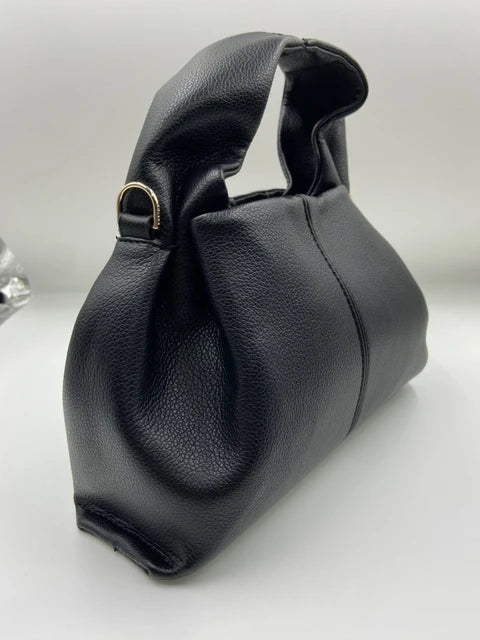 Borsa a mano in pelle nera, design elegante e moderno, con manico robusto e dettagli metallici dorati. Accessorio moda donna di alta qualità.