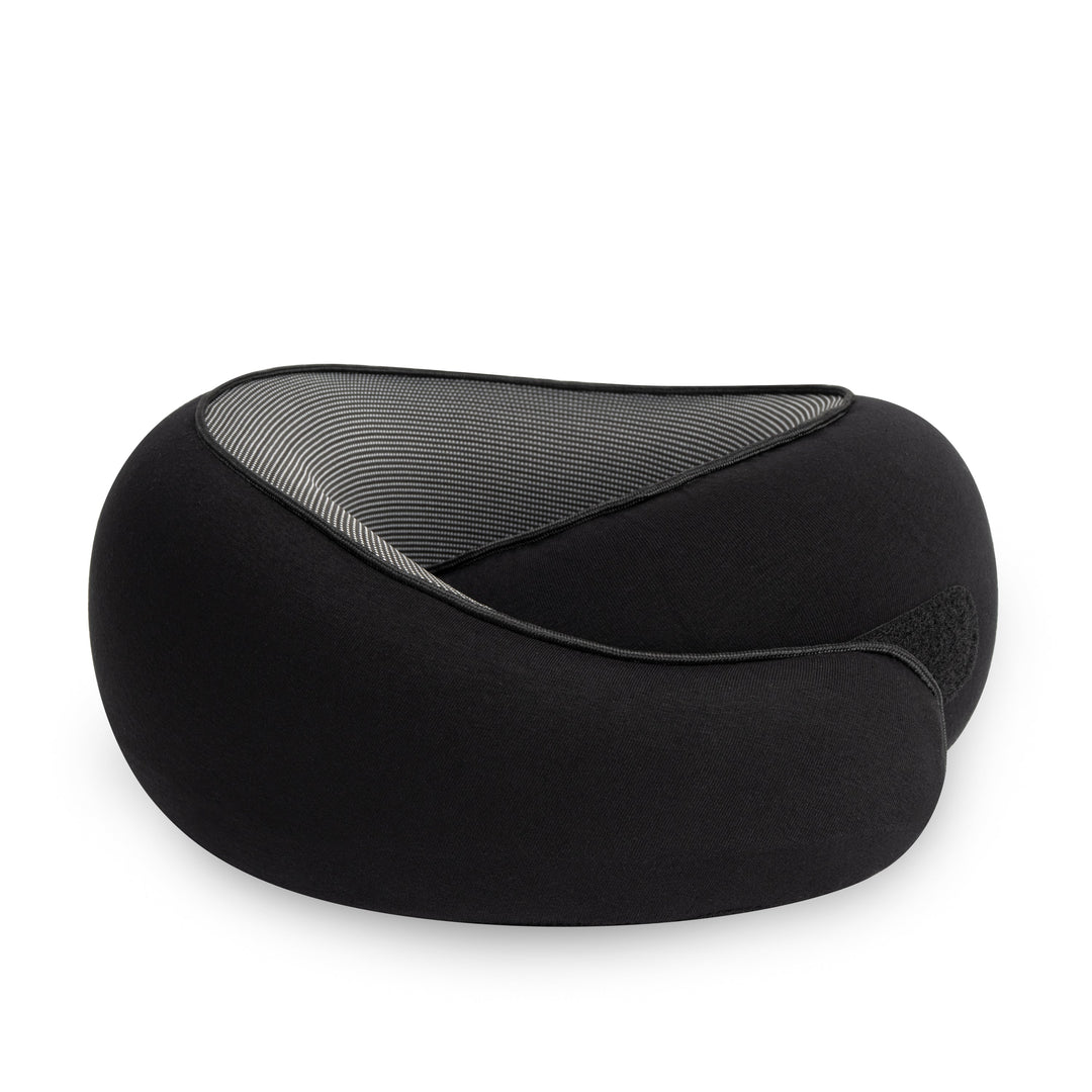 Cuscino da viaggio ergonomico nero, supporto collo, memory foam, design compatto, ideale per viaggi in aereo, auto, treno, comfort e relax.