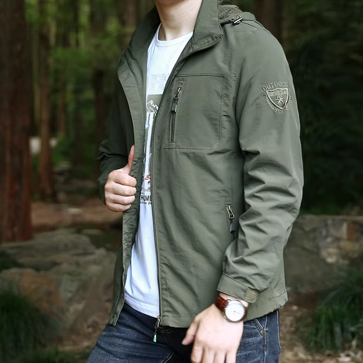 Giacca verde da uomo in stile casual, con cerniera e tasche, ideale per attività all'aperto. Perfetta per escursioni e tempo libero.