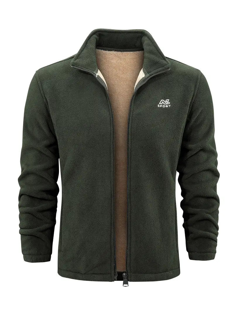 Giacca in pile verde scuro da uomo, con zip frontale e logo bianco sul petto. Ideale per attività outdoor e casual. Tessuto caldo e confortevole.