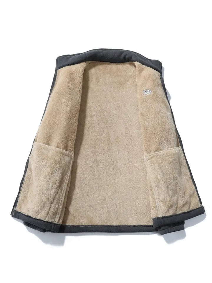 Giacca in pile beige aperta, interno morbido, tasche laterali, bordo scuro. Abbigliamento invernale caldo, moda uomo, stile casual.