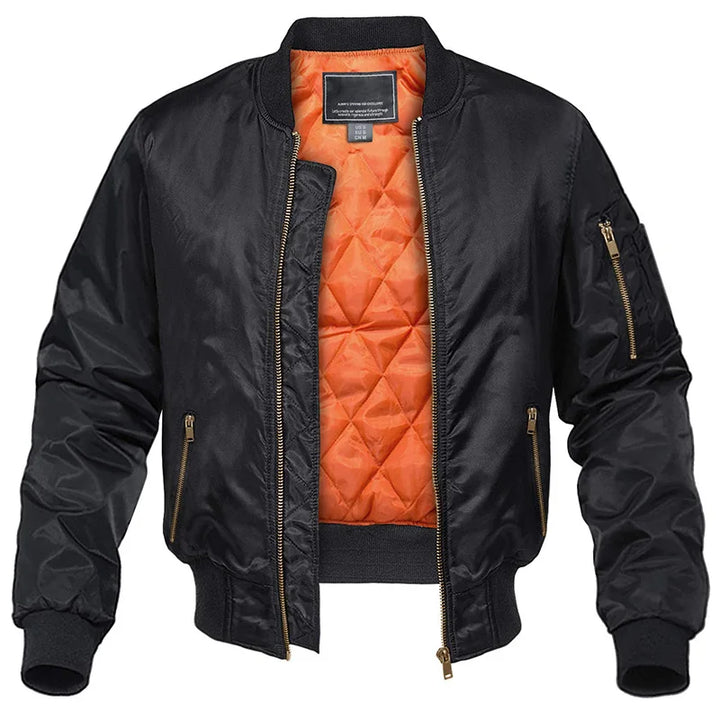 Giacca bomber nera da uomo con fodera arancione, zip dorata, tasche laterali e tasca sulla manica. Stile casual, moda autunno-inverno.