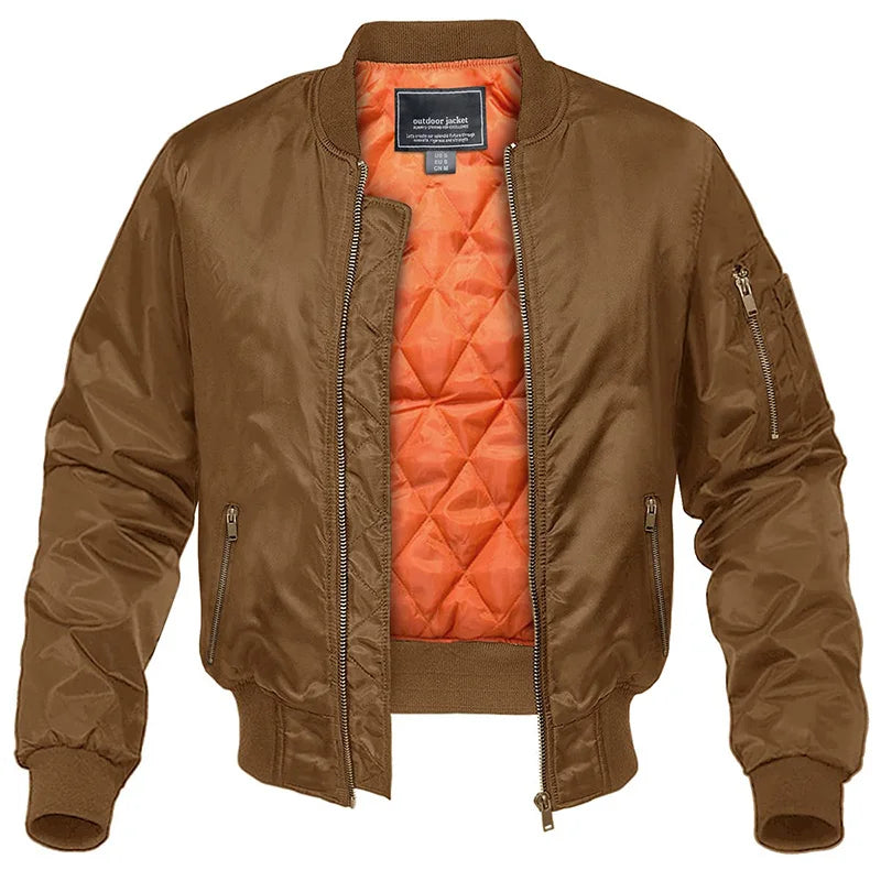 Giacca bomber marrone da uomo con fodera arancione, zip frontale, tasche laterali e tasca sulla manica. Stile casual, moda autunno-inverno.