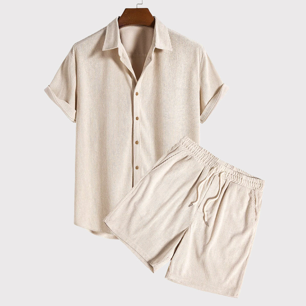 Set coordinato estivo uomo, camicia a maniche corte e pantaloncini beige, tessuto leggero, casual e traspirante, moda estiva maschile.