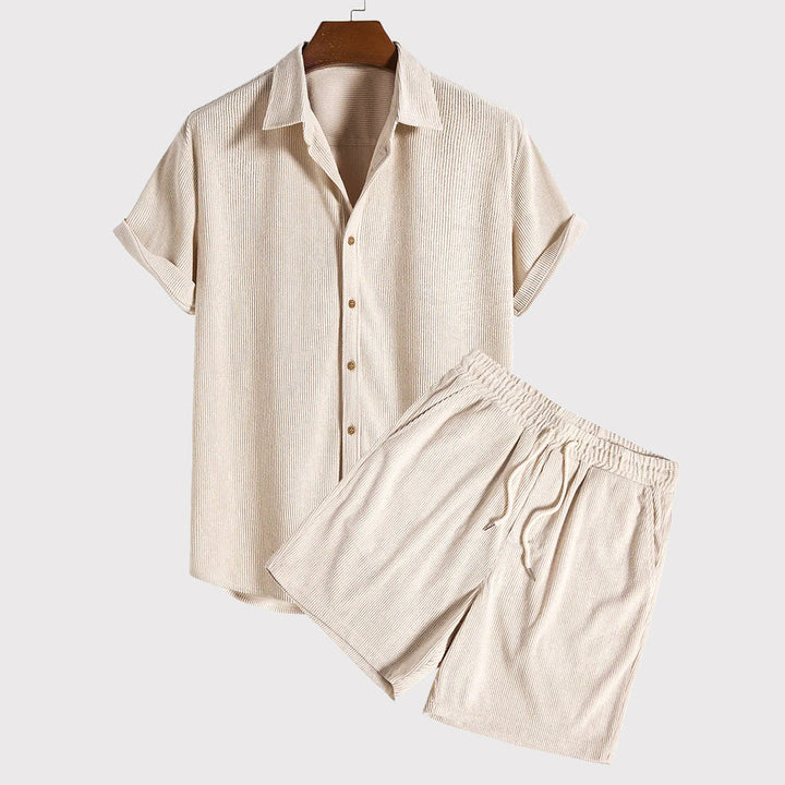 Set coordinato estivo uomo, camicia a maniche corte e pantaloncini beige, tessuto leggero, casual e traspirante, moda estiva maschile.