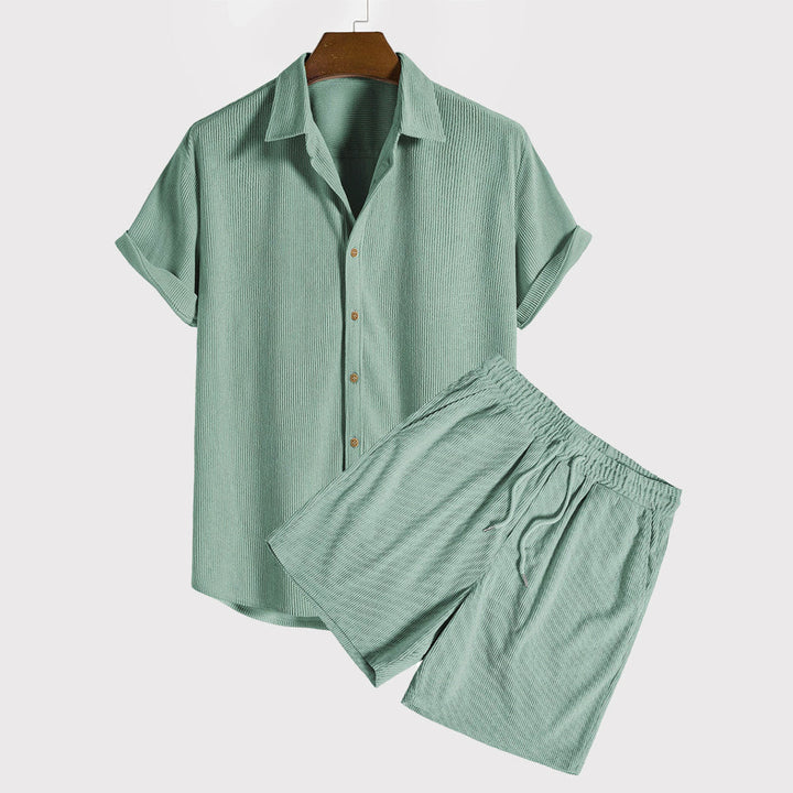 Completo estivo uomo verde menta, camicia a maniche corte e pantaloncini coordinati, tessuto leggero, ideale per moda casual e comfort estivo.