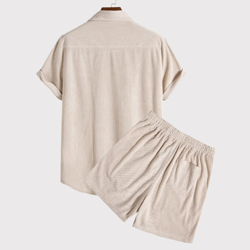 Completo estivo uomo beige, camicia a maniche corte e pantaloncini coordinati, tessuto leggero, ideale per look casual e vacanze.