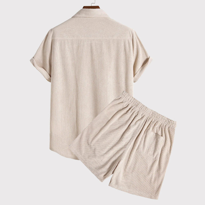 Completo estivo uomo beige, camicia a maniche corte e pantaloncini coordinati, tessuto leggero, ideale per look casual e vacanze.