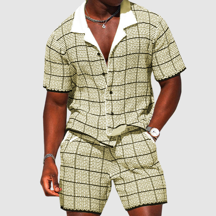 Completo estivo uomo a quadri beige e nero, camicia a maniche corte e pantaloncini coordinati, stile casual elegante, tessuto leggero.