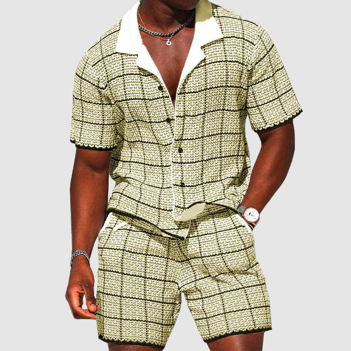 Completo estivo uomo a quadri beige e nero, camicia a maniche corte e pantaloncini coordinati, stile casual elegante, tessuto leggero.