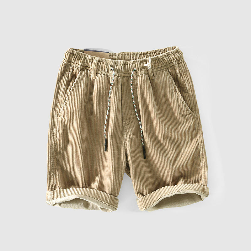Pantaloncini beige in velluto a coste con elastico in vita e coulisse, tasche laterali, stile casual estivo, moda uomo, abbigliamento comodo.