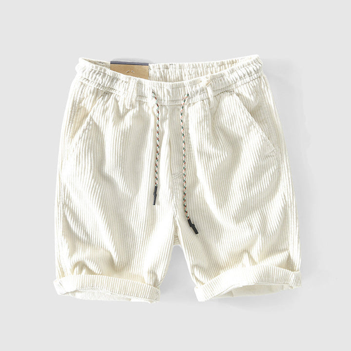 Pantaloncini corti bianchi in cotone a righe, con coulisse regolabile e tasche laterali. Ideali per l'estate, moda casual uomo.