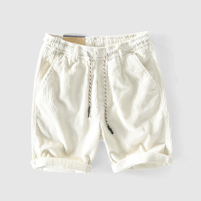 Pantaloncini corti bianchi in cotone a righe, con coulisse regolabile e tasche laterali. Ideali per l'estate, comodi e alla moda.