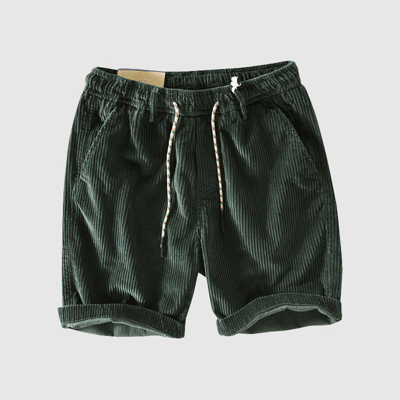 Pantaloncini corti in velluto a coste verde scuro con coulisse, tasche laterali e risvolti. Stile casual estivo per uomo.