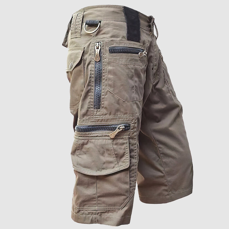 Pantaloncini cargo uomo marroni, multi-tasche con cerniere, anello in metallo, stile casual, tessuto resistente, ideale per outdoor e lavoro.