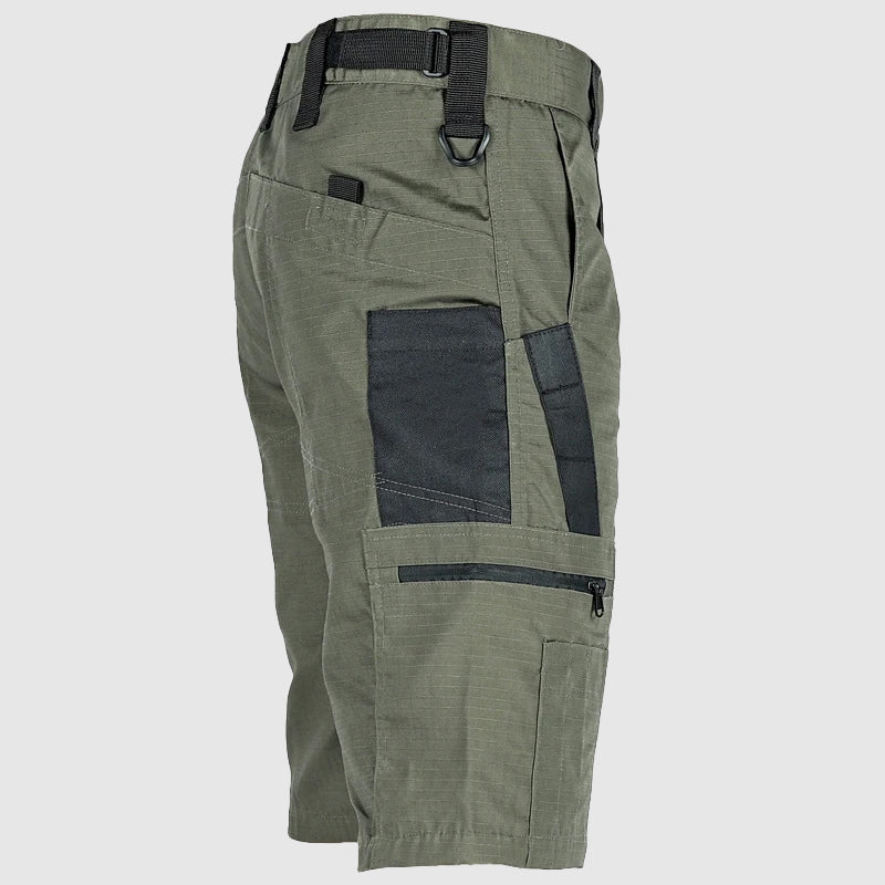Pantaloncini cargo tattici verdi da uomo, con tasche multiple e dettagli neri, ideali per escursionismo e attività outdoor. Tessuto resistente.
