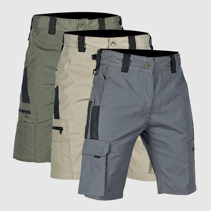 Tre pantaloncini cargo da uomo in diversi colori: verde, beige e grigio. Design multi-tasca, tessuto resistente, ideali per attività all'aperto.