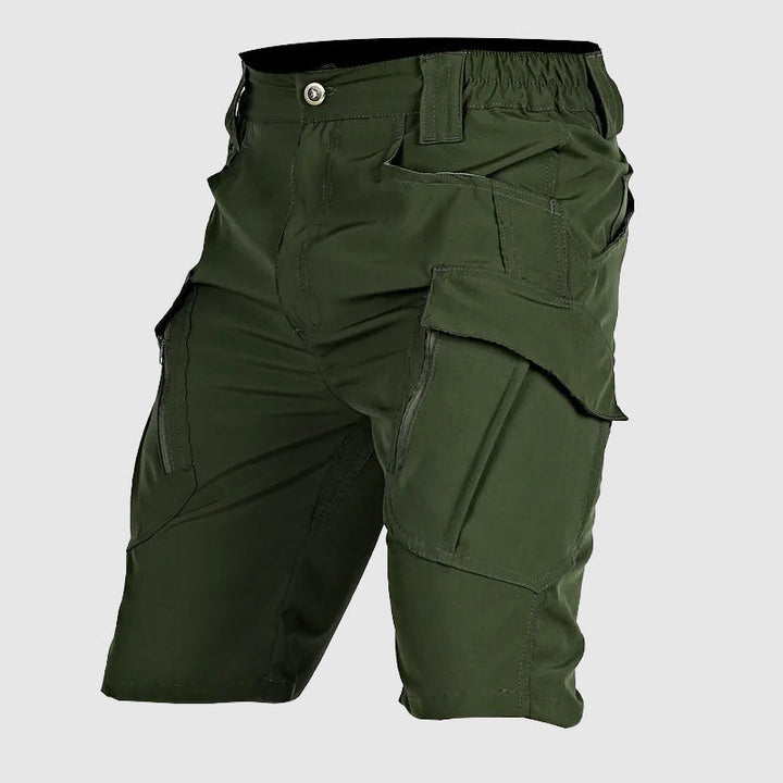 Pantaloncini cargo verdi da uomo, tasche multiple, design resistente, ideale per attività outdoor e casual. Tessuto leggero e confortevole.
