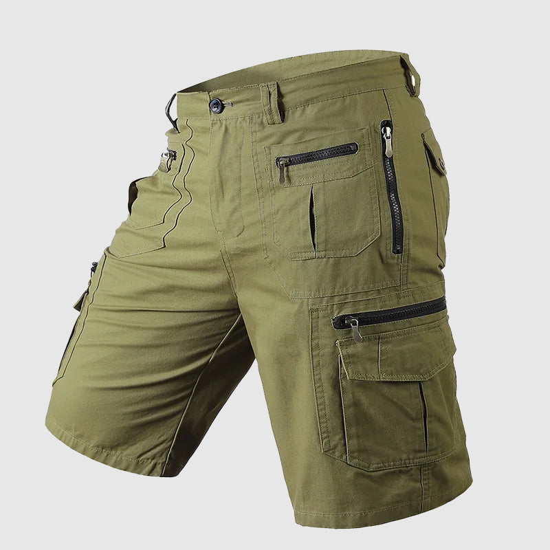 Pantaloncini cargo verdi da uomo con tasche multiple e cerniere, design casual e resistente, ideale per attività all'aperto e uso quotidiano.