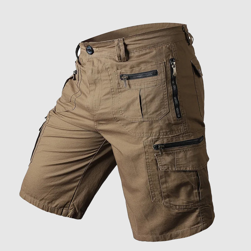 Pantaloncini cargo uomo marroni, tasche multiple con zip, design casual, tessuto resistente, ideale per outdoor e attività sportive.